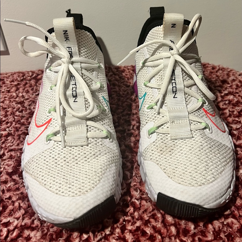 Nike: Women’s 9.5 Met Cons.